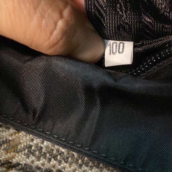 Prada shoulder bag - black and with metal handle -classy style - Picture 16 of 17